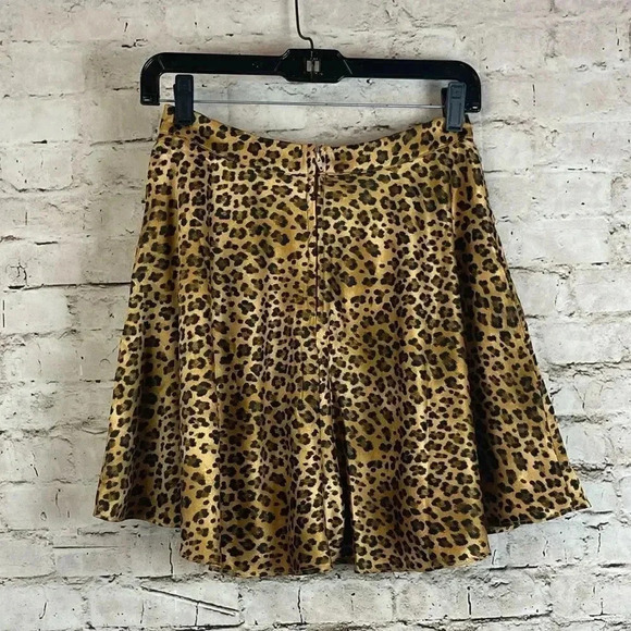 NWT mi ami Jasmine Leopard Print Mini Skirt Small francesca's Polyester Spandex - Picture 8 of 8